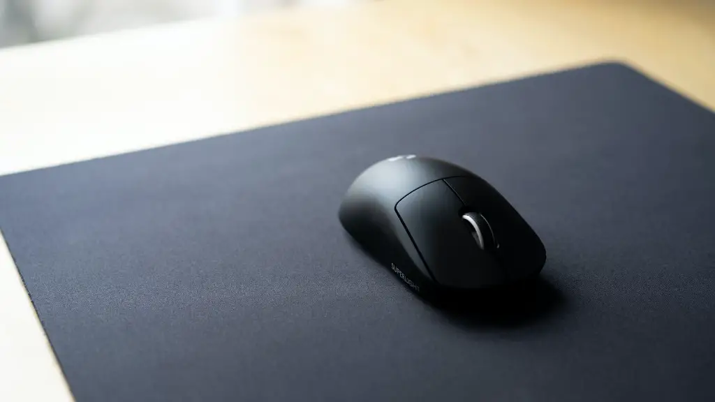 What does the middle button on a gaming mouse do?